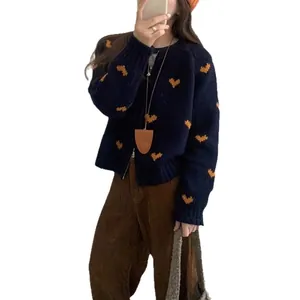 Cardigan in maglia blu scuro ampio con cuori jacquard gialli e pratica chiusura lampo