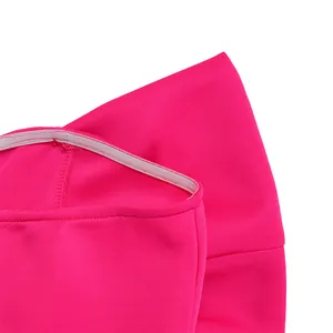 Vista dettagliata del top a fascia fucsia che mostra l'elastico interno e la cucitura