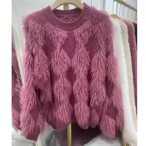 Vista dettagliata del maglione malva in velluto sintetico con un motivo a rombi