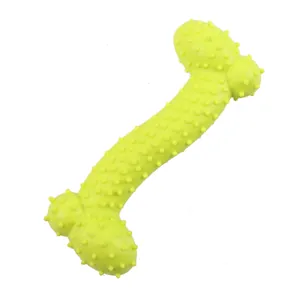 Dettaglio dell'osso giocattolo a forma di Z verde neon per cani in TPR sicuro e resistente