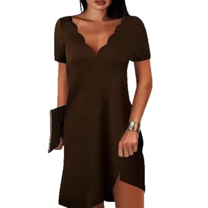 Elegante abito marrone a maniche corte con scollo a V a onde, stile moderno per donna