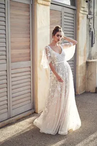 Elegantes weißes Spitzenkleid mit V-Ausschnitt, Blumenstickerei und Flatterärmeln