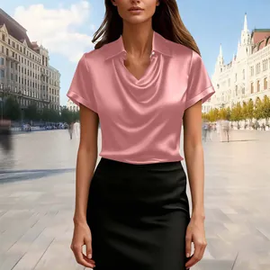 Elegante rosa Satinbluse mit Wasserfallausschnitt und Revers für den professionellen Büroalltag.