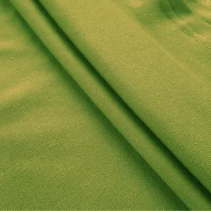 Detailweergave van de zachte groene katoenen stofstructuur voor dames top met mouwen.