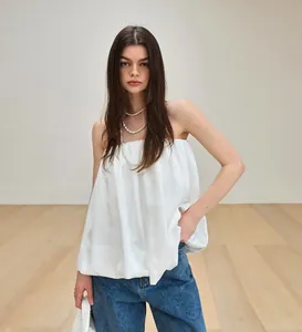 Haut bustier élégant en satin blanc avec une silhouette évasée et ample pour l'été