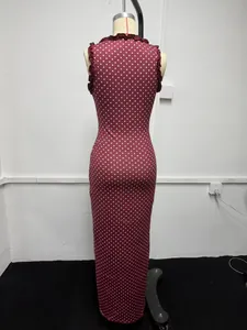Vue arrière d'une robe longue sans manches bordeaux à pois avec volants sur un mannequin