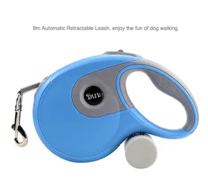 Detail van een 8m automatische intrekbare hondenriem voor grote honden blauw