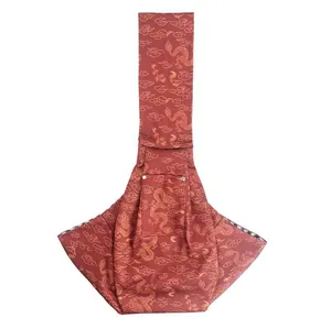 Detail van een rode draagtas voor huisdieren met traditionele gouden draakpatronen