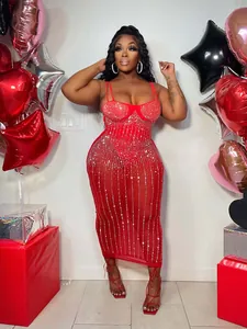 Vista dettagliata di un abito bodycon rosso trasparente con strass luccicanti ed eleganti