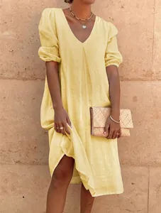 Elegante abito midi in cotone e lino giallo con scollo a V e maniche a sbuffo