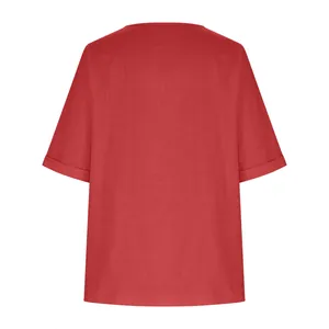 Vista posteriore dettagliata di una maglietta casual rossa in cotone e lino per donna