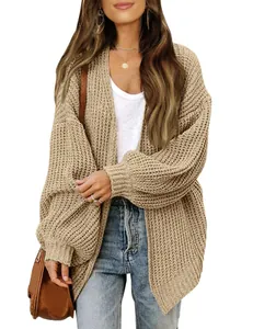 Detail van een grofgebreid damesvest met stijlvolle lantaarnmouwen in een beige kleur