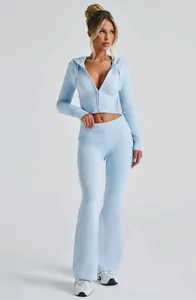 Completo due pezzi in maglia azzurro con top corto con cappuccio e pantaloni