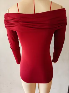 Vista posteriore di un top rosso a maniche lunghe con spalle scoperte su un manichino