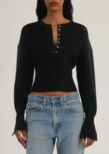 Detailansicht eines schmalen schwarzen kurzen Strick-Cardigans mit Knopfverschluss