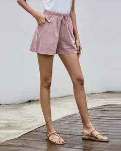 Detalle de pantalones cortos de lino rosa informales para mujer con cintura elástica y cordón