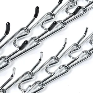 Primer plano de un collar de adiestramiento metálico para perros con puntas de goma