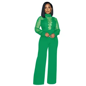 Vista completa de un mono verde con top de encaje de lentejuelas y pantalón de pierna ancha.