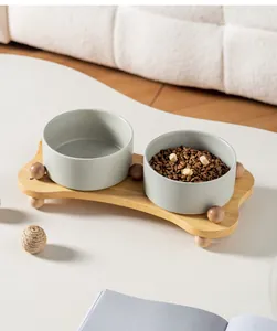 Primo piano di ciotole in ceramica opaca su elegante supporto in rovere con perle