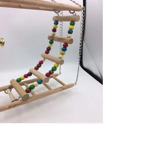 Dettaglio di una scala in legno per uccelli con perline colorate per piccoli pappagalli