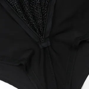 Gros plan sur la fermeture éclair et le tissu en résille strassé de ce body noir