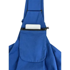 Detailansicht der Reißverschlusstasche an der blauen Tragetasche für Haustiere aus Canvas