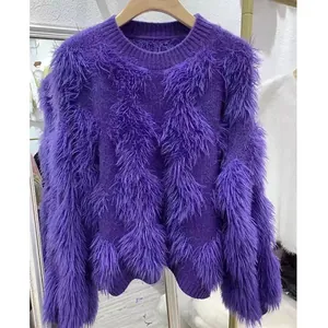 Primo piano del maglione viola oversize con dettagli in ecopelliccia a pelo lungo