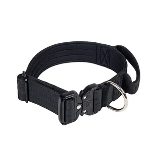 Detail van de robuuste tactische hondenhalsband met metalen gesp en stevig handvat
