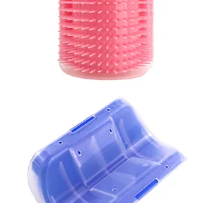 Dettaglio delle setole in silicone rosa e base di montaggio blu per spazzola gatti