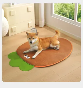 Alfombra refrescante de verano con forma de zanahoria para mascotas en un salón cálido