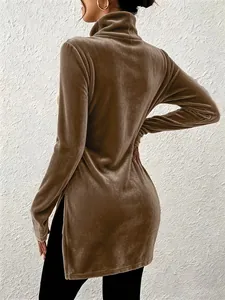 Detailansicht der Rückseite eines braunen Samt-Rollkragenpullovers für Damen mit Seitenschlitz