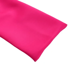 Primo piano della trama del tessuto rosa fucsia vibrante su questo top da donna senza spalline