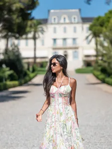 Elegantes französisches Vintage-Sommerkleid mit Blumenmuster und rosa Paspelierung