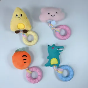 Dettaglio di quattro peluche colorati per animali con anelli da masticare per cani e gatti.