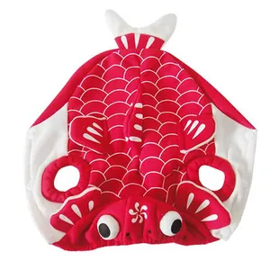 Vista dettagliata di un costume da pesce rosso per animali per Halloween.