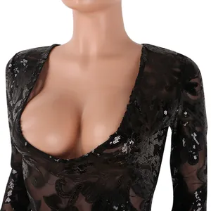 Dettaglio del body da donna in rete nera con paillettes e profondo scollo a V sexy