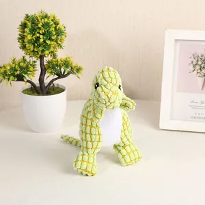 Dettaglio della trama in pile di mais di questo morbido dinosauro di peluche verde per cani.