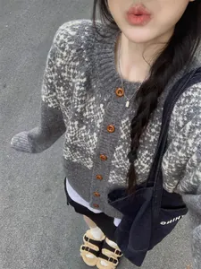 Vue détaillée du motif jacquard Fair Isle gris sur un cardigan classique à col rond en tricot