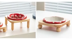 Vue détaillée d'un bol pour animaux en céramique rouge champignon avec socle en chêne.
