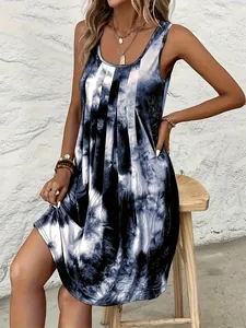 Vue détaillée du motif tie-dye bleu et blanc et de l'encolure plissée d'une robe sans manches.
