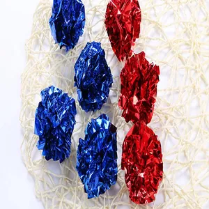 Primer plano de bolas de papel metálico arrugado rojas y azules para gatos