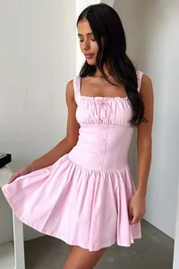 Robe mini rose élégante à bretelles avec taille cintrée et détails de corsage volanté
