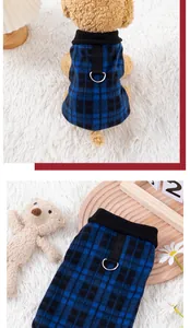 Dettaglio gilet in pile per cani a quadri blu con robusto anello a D per guinzaglio.
