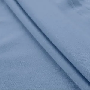 Macro-detailopname van de lichtblauwe ribgebreide stoftextuur van de sweatshirt