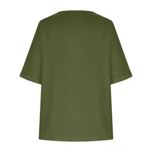 Vista posteriore di un top casual da donna in cotone e lino verde oliva a maniche corte.