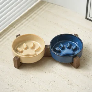 Detailansicht von Keramik-Slow-Feeder-Näpfen mit Pfotenmuster und Holzständer