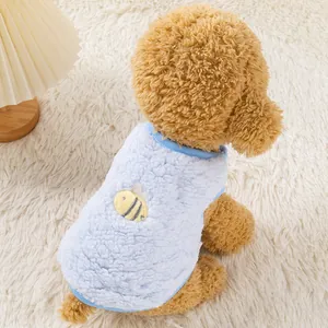 Gemütliche hellblaue Fleece-Haustierweste mit Bienenstickerei für kleine Hunde und Welpen.