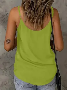 Achteraanzicht van een limegroene hemdtop met spaghettibandjes en denim jeans