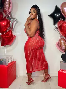Abito attillato rosso sexy trasparente con motivi verticali in strass e spalline