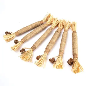 Detailansicht natürlicher Matatabi-Kaustäbe für Katzen mit Raffia und Gallfrucht.